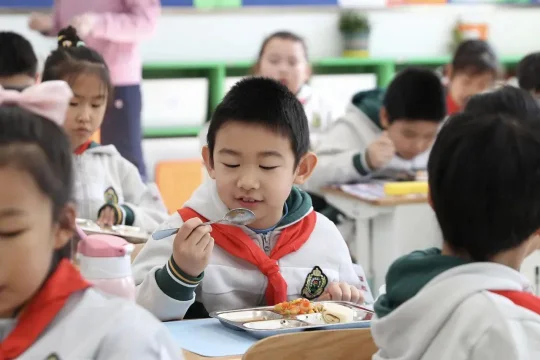 涉及超2亿学生，校园配餐领域首个国家标准发布！(图1)
