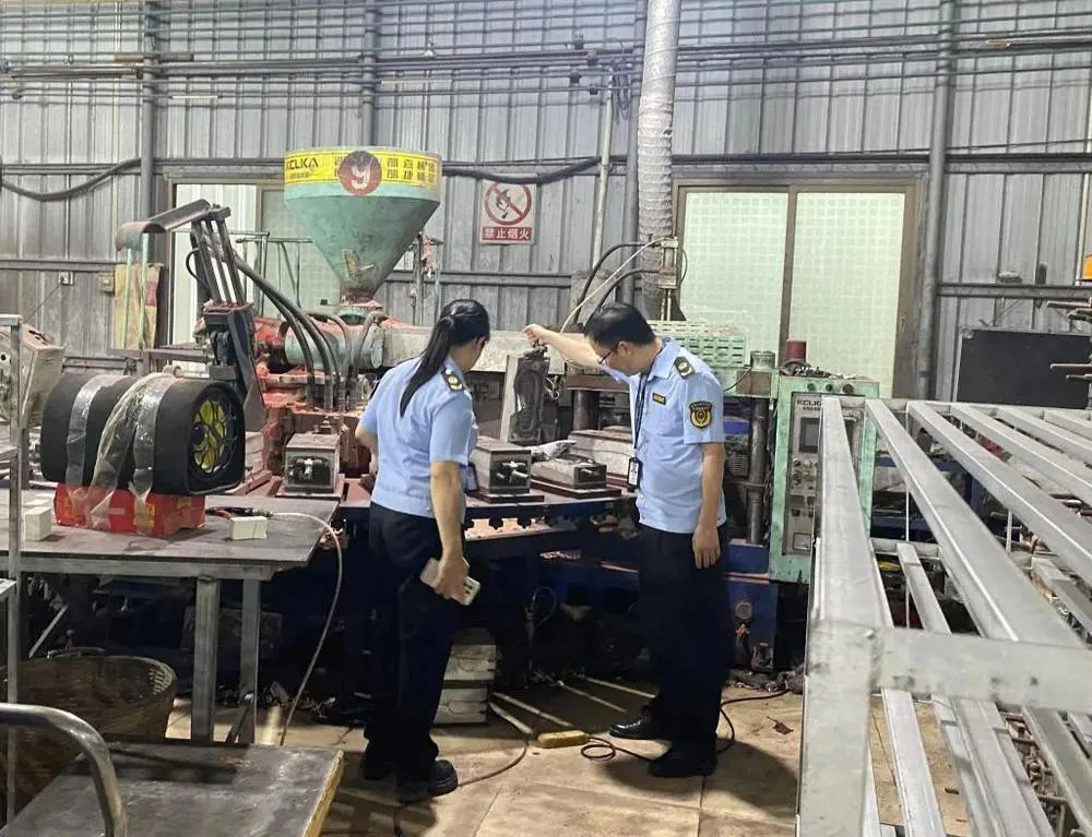 这种“毒童鞋”别买！有的超标近500倍，湖南人快自查！(图2)